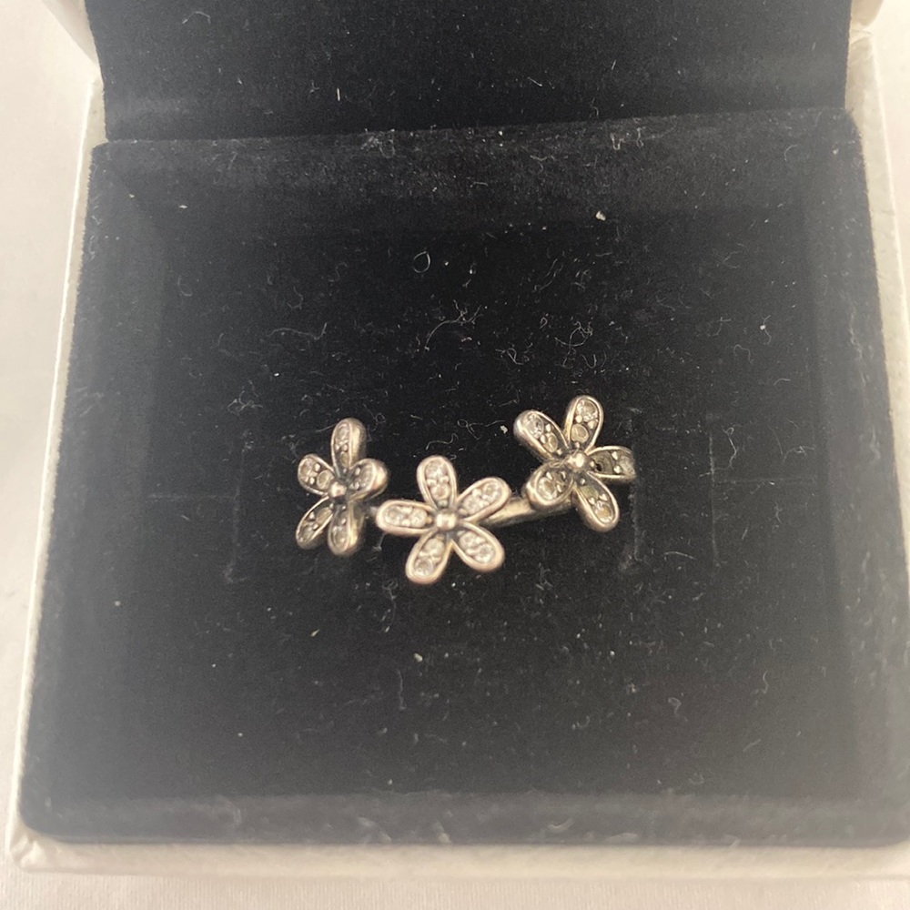 Pandora three connected daisies ring size 50 or 5